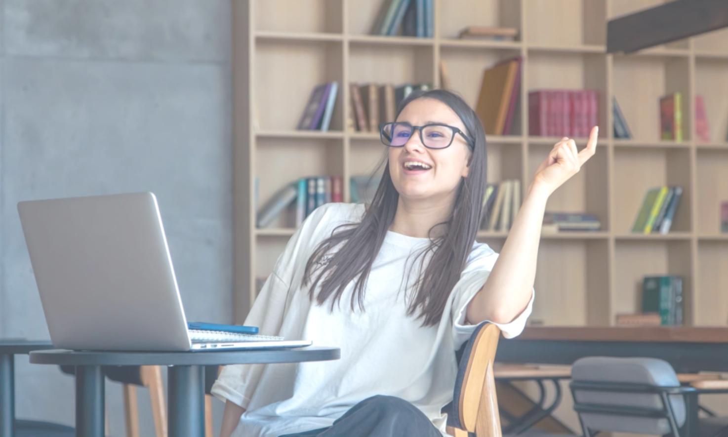 Profesional trabajando con análisis financiero y presupuestos